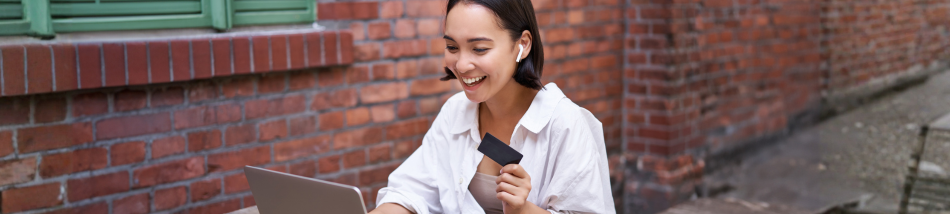 cliente realizando compra online em ecommerce pelo notebook