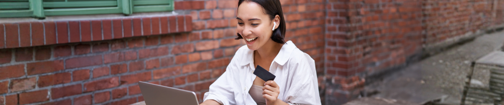 cliente realizando compra online em ecommerce pelo notebook